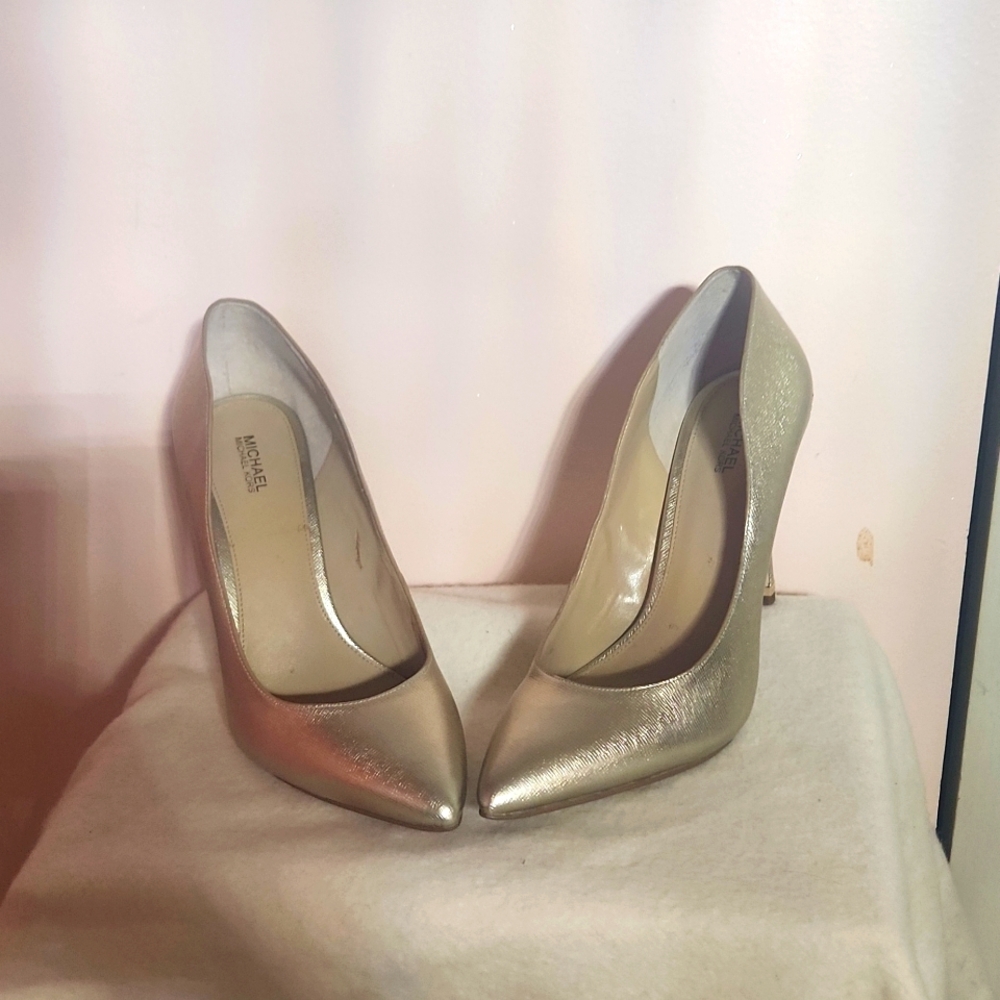Gold leather pumps